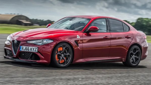 Модерната Alfa Romeo Giulia трябваше да бъде триумф. Тя е красива, кара се така, сякаш е създадена от хора, които ги е грижа за шофирането, а версията Quadrifoglio с 500 конски сили е един от най-добрите спортни седани, продавани в Америка на каквато и да е цена. 

Проблемът идва от надеждността на ранните модели Giulia, които се разваляха с почти героична последователност. Едва от колите дефектирала на едва 1700 мили пробег. Дългосрочно тестваната Quadrifoglio на Car and Driver се превърна, по техните думи, в кола, която е разбила сърцата им &ndash; натрупвайки посещения в автосервизите по начина, по който другите коли натрупват километри по магистралата. 
